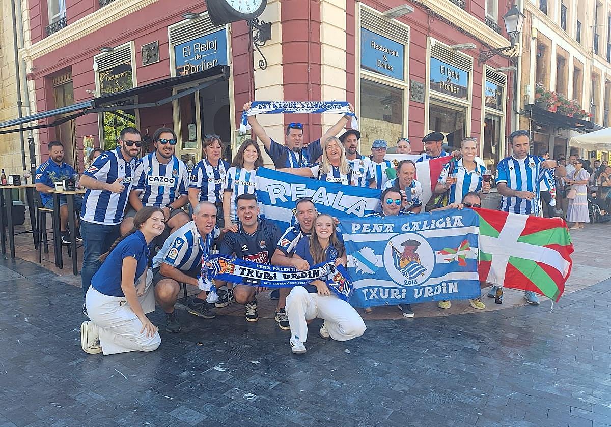 Aficionados de la Real Sociedad ya tiñen de azul y blanco las calles de Oviedo.