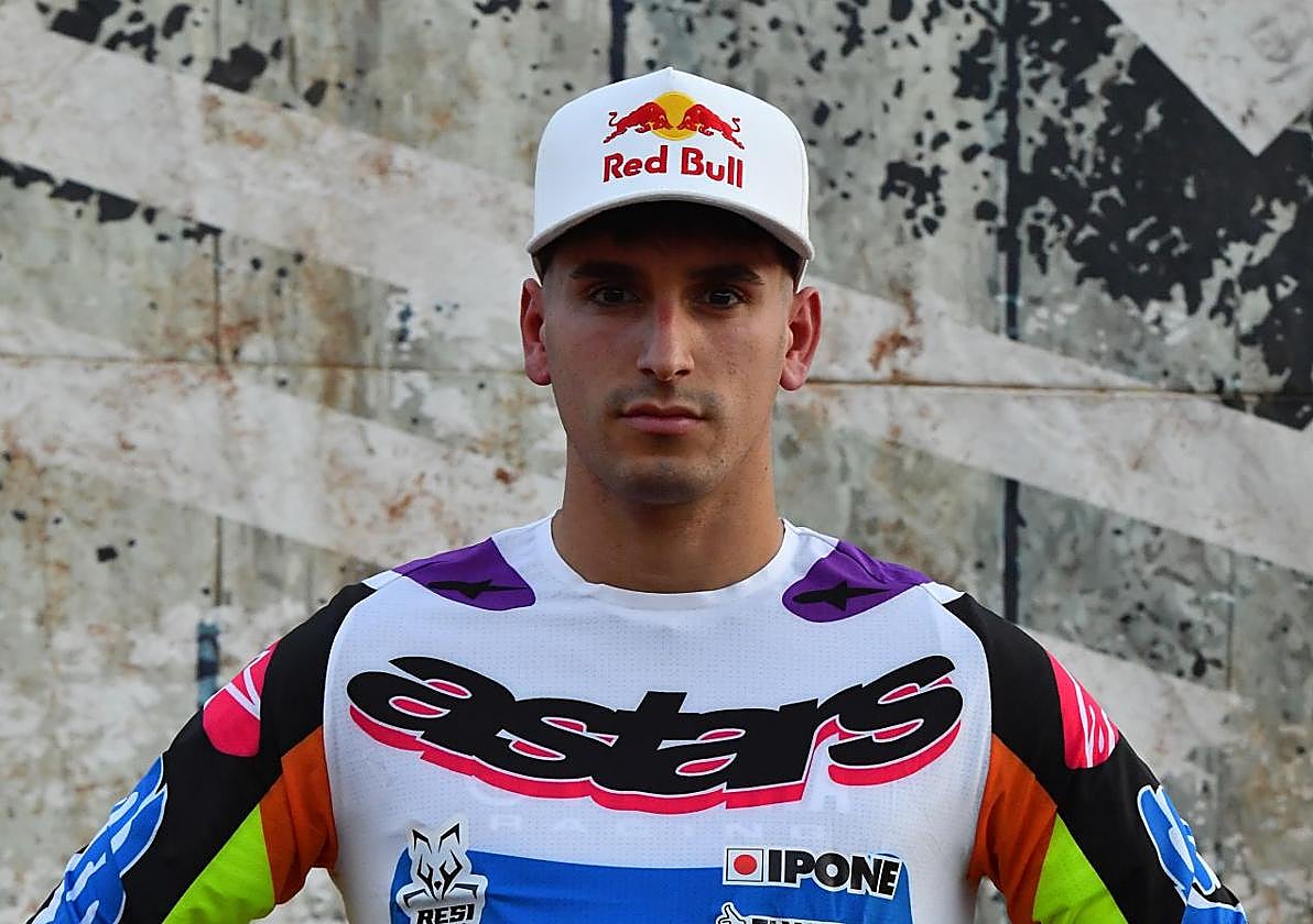 Pocas veces está 'Mincha' con los pies en la tierra. Siempre en el aire, cabrioleando. Así sucederá pronto junto a la muralla de Hondarribia.