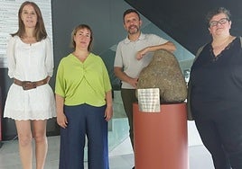 Estitxu Alkorta, Ainara Elicechea, Agustín Valdivia y Mari Karmen Ormazabal junto a Okerra harria.