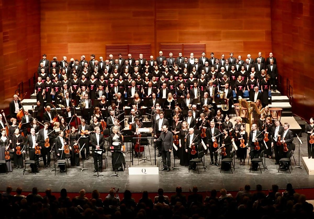 La Orquesta de la Gewandhaus de Leipzig, los solistas y el Orfeón Donostiarra, reciben los aplausos del público.