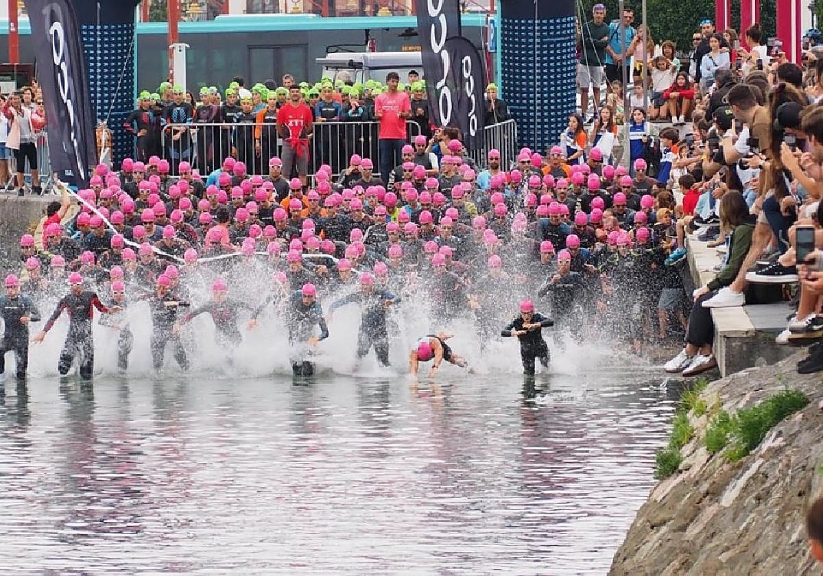 Salida de las y los triatletas durante la salida de la pasada edición del Triatlón de Zumaia.