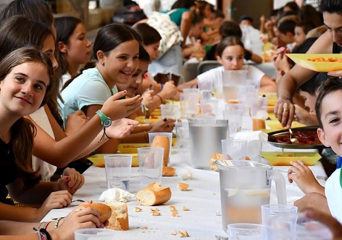 Zelai frontoian elkarrekin bazkaldu zuten herriko haurrek guraso elkarteak antolatutako bazkarian.