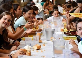 Zelai frontoian elkarrekin bazkaldu zuten herriko haurrek guraso elkarteak antolatutako bazkarian.