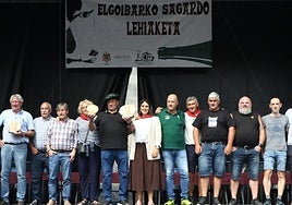 Representantes municipales, de Sallobente elkartea y del jurado posan con los productores premiados en el XL Concurso de Sidra, entre ellos, la sidrería Izeta.