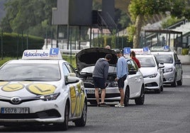 Varios alumnos se preparan para ser examinados para obtener el carnet de conducir.