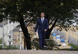 El lehendakari, Imanol Pradales, camina por los jardines del palacio Miramar de Donostia el pasado jueves, antes del consejo de Gobierno.