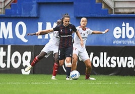 La armera Garazi trata de zafarse de dos rivales sevillistas.