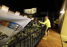 Gorka Aranberri ondea la bandera de Ares con la que han conquistado matemáticamente la Liga Eusko Label