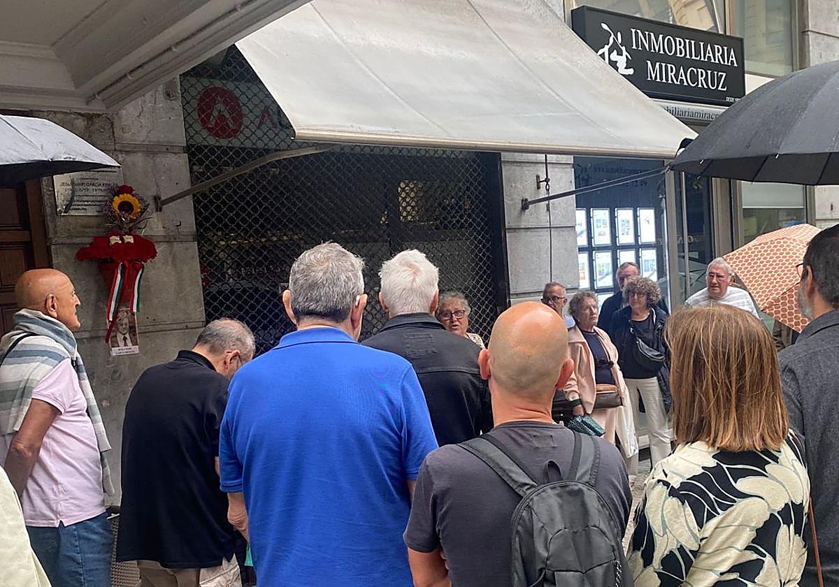 Acto en memoria de García Ripalda en el barrio donostiarra de Gros.