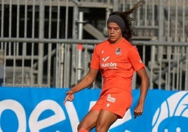 Andreia ejecuta un pase ante el Madrid CFF.