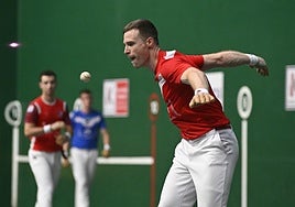 Artola ejecuta un saque ante la mirada de Martija.