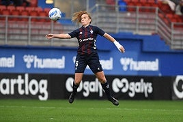 Etxezarreta trata de bajar un balón.