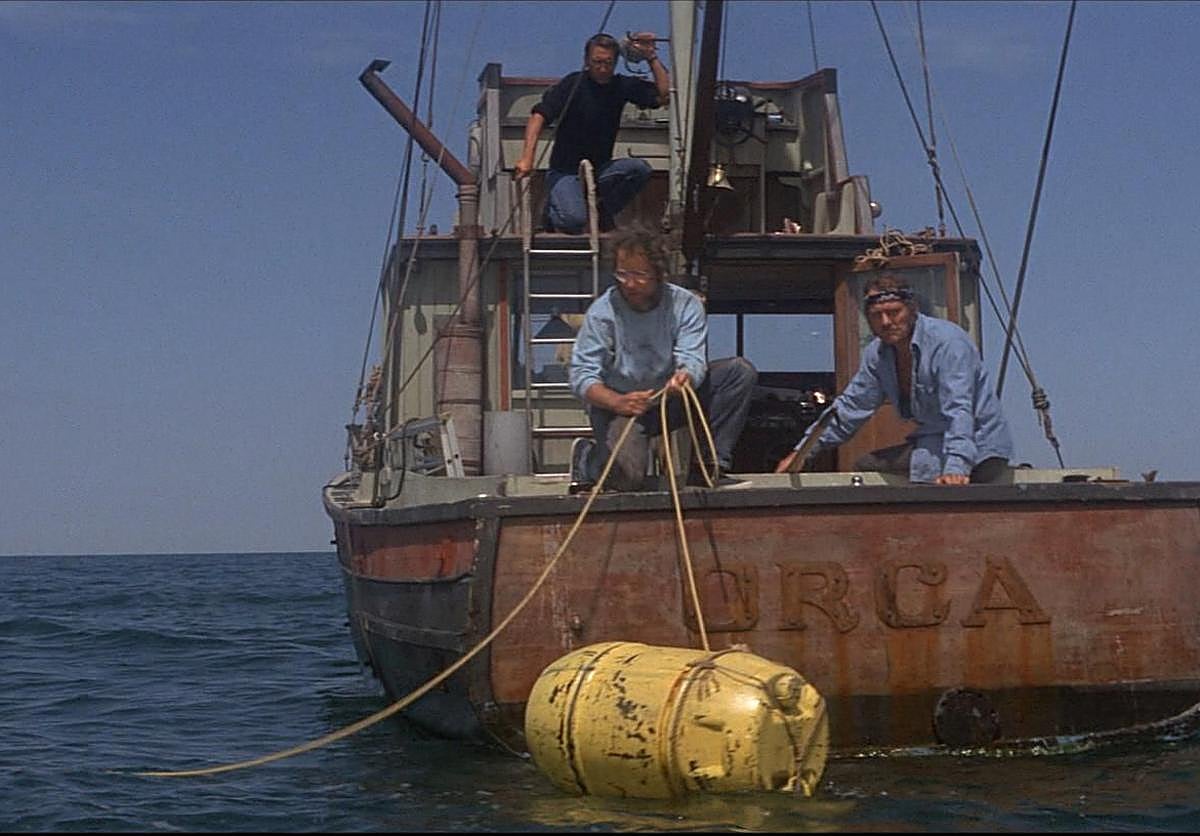 Roy Scheider, Richard Dreifuss y Robert Shaw, en plena cacería.