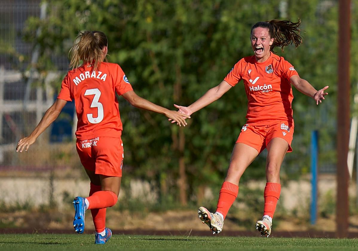 Moraza y Aiara celebran el segundo gol de la berastegiarra.