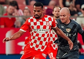 Isi presiona a Yangel Herrera durante el Girona-Rayo de esta temporada