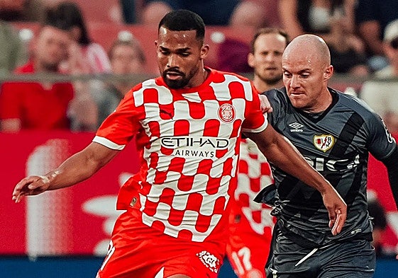 Isi presiona a Yangel Herrera durante el Girona-Rayo de esta temporada