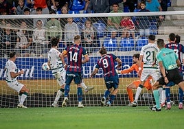 Enrich marca el segundo gol del Huesca, que condenó al Eibar a la derrota.