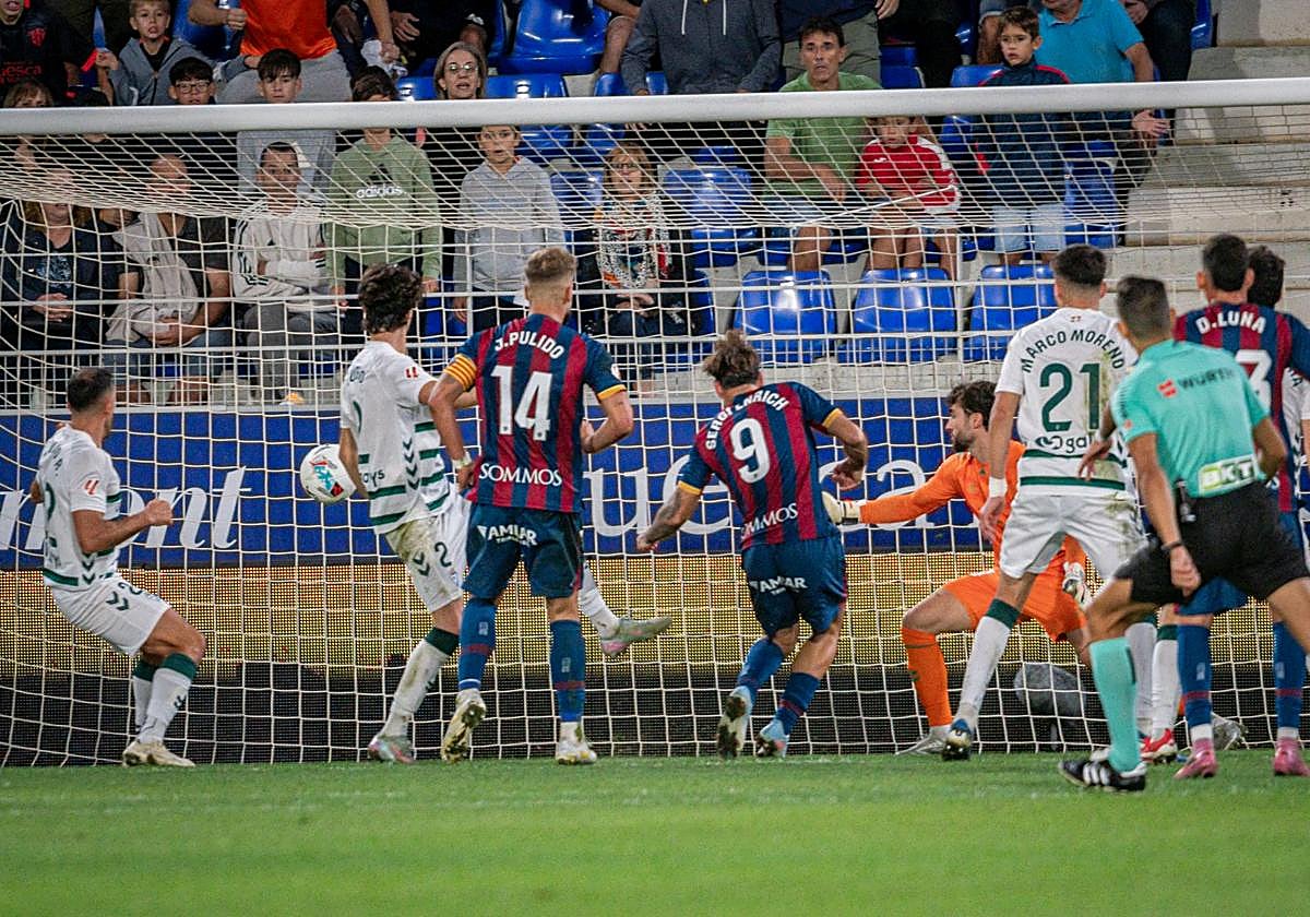 Enrich marca el segundo gol del Huesca, que condenó al Eibar a la derrota.