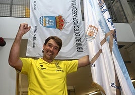 Jon Olasagasti posa ayer con las últimas banderas conquistadas el fin de semana en Bueu y Ares.