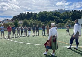 Tras el aurresku de honor, la camiseta con su nombre y el ramo de flores fueron colocados en el lugar donde Javier solía ver los partidos de la UDA, el club de sus amores.
