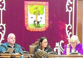 La alcaldesa Amaia Agirre, en el centro, junto a su 'número dos', Inaxio Uriarte, durante un pleno celebrado este año.