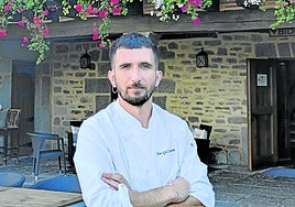 El jefe de cocina, Jon Gil, a las puertas del reconocido restaurante.