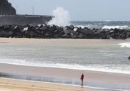 Una ola impacta en el espigón de la playa de Zurriola.