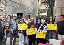 Los ganadores del concurso de tomate antiguo celebrado en Doneztebe, con sus premios.