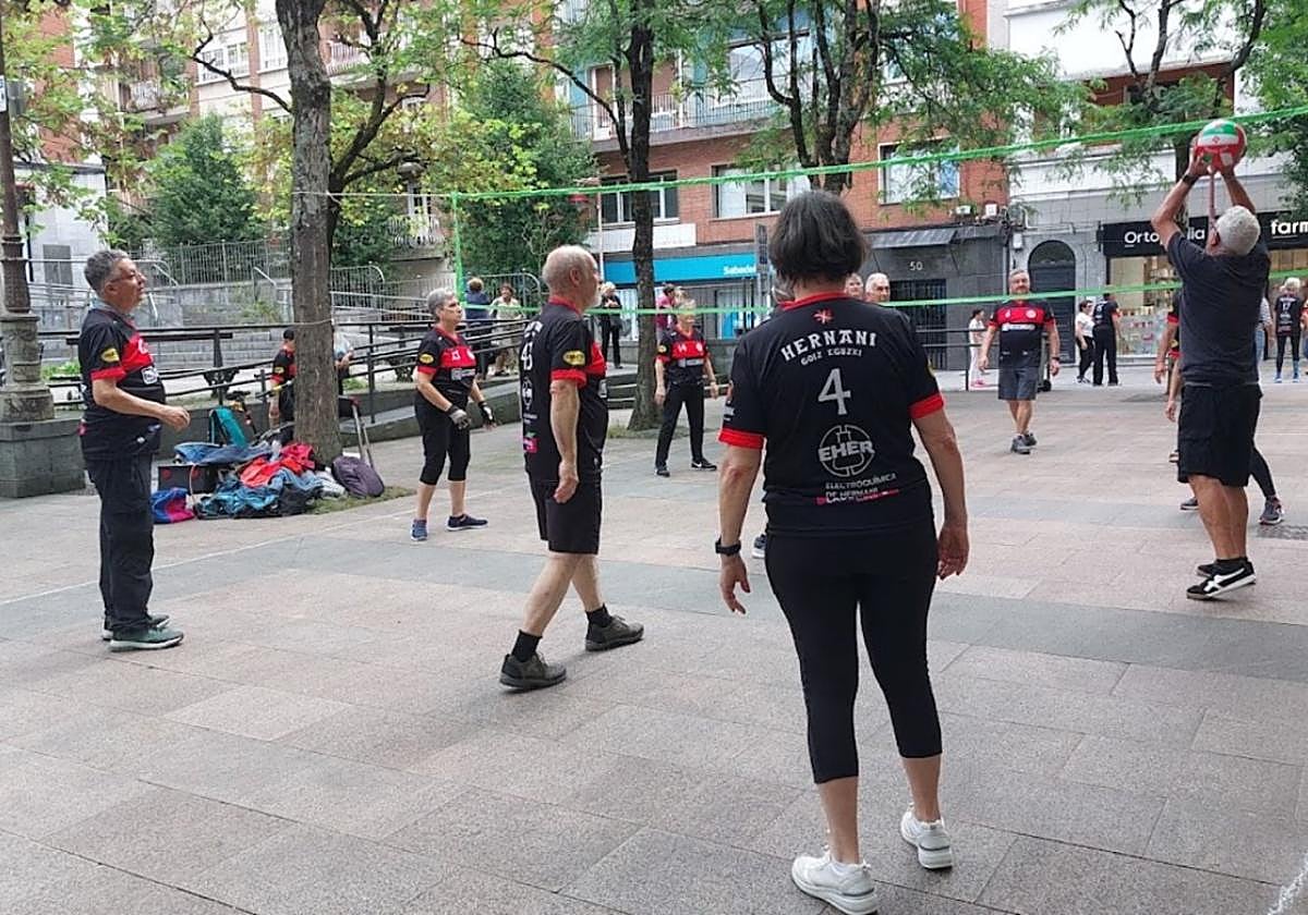 Miembros del equipo de hartubol de Hernani jugando en Plaza Berri durante el desarrollo de la sesión de Hartu Kalea en junio.