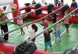 Haurrentzako jolasak egongo dira larunbatean goiz guztian Elbarrenako plazan.