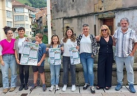 Ainhoa Salaberria y Jon Legorburu franquean a los vecinos del barrio de Altamira en la presentación de las fiestas.