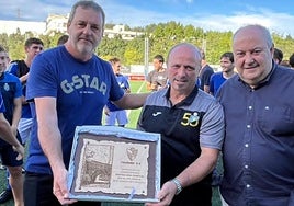 Enrike Lekuona recogiendo el recuerdo entregado por el Touring.