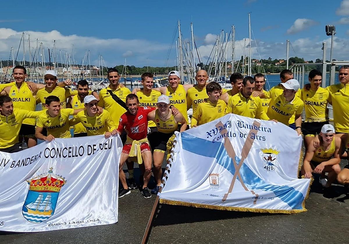 Orio Orialkiko arraunlariak asteburuan Galizian lortutako bi banderekin, Bueu eta Ares-ko banderak.