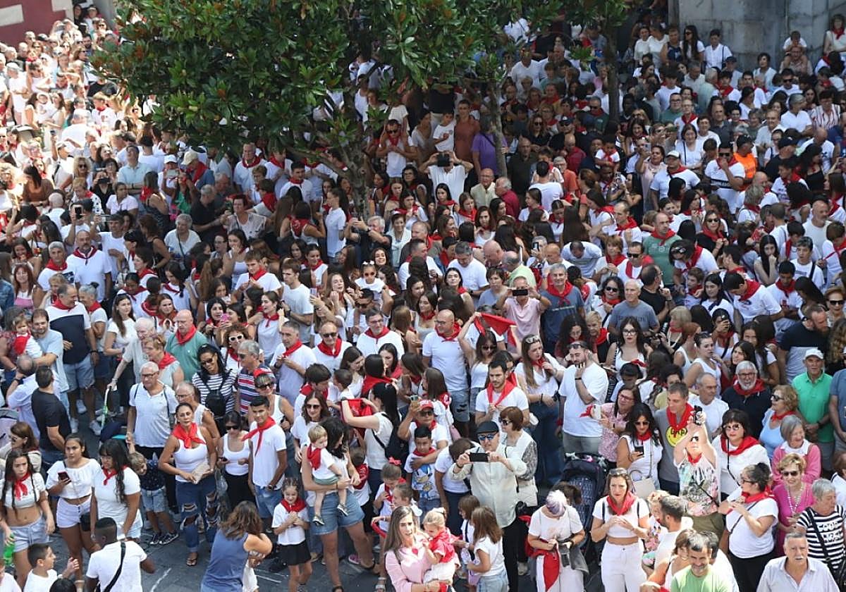 Cientos de personas esperan a que los integrantes del grupo Etxegiña enciendan el txupinazo de fiestas.