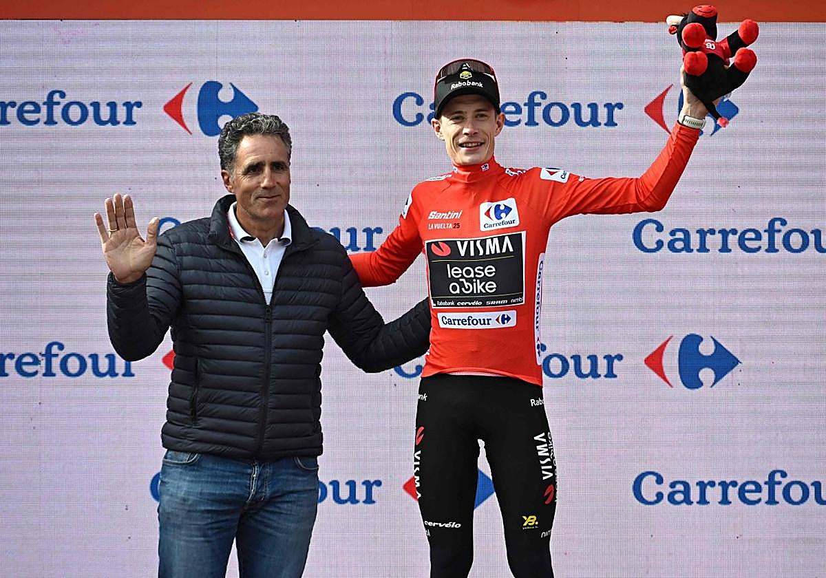 Indurain arropa a Vingegaard en el podio de la etapa que acabó este martes en Larra Belagua.