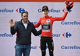 Indurain arropa a Vingegaard en el podio de la etapa que acabó este martes en Larra Belagua.