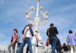 Gente caminando por el paseo de la Concha.