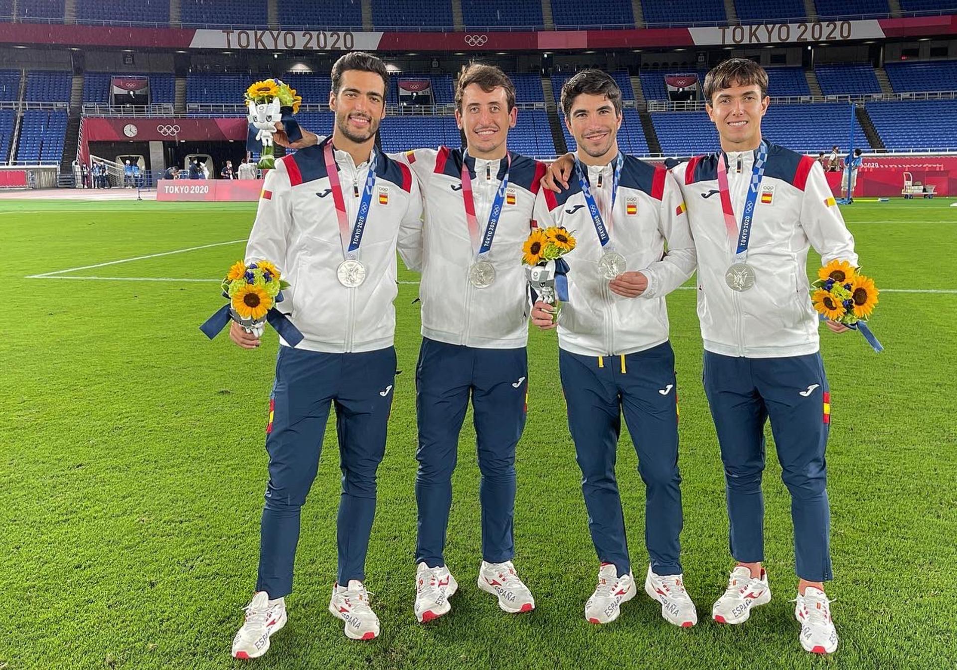 Merino, Oyarzabal, Soler y Zubimendi posan juntos en Tokio tras conseguir la medalla de plata en los Juegos