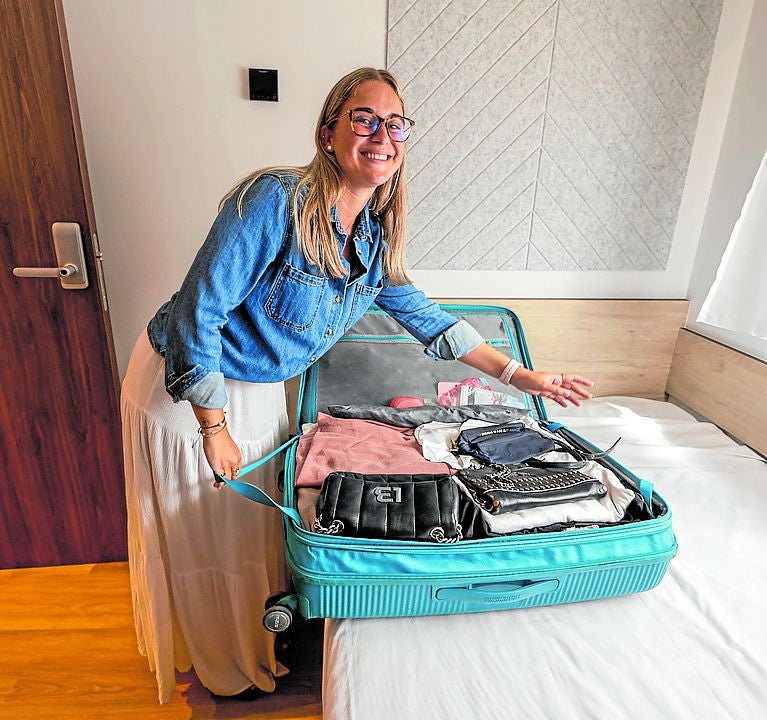 Susana Díaz-Santos deshace la maleta al llegar a la residencia.