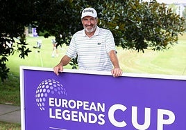 José María Olazabal posa ayer en Basozabal en uno de los carteles que anuncian el torneo.