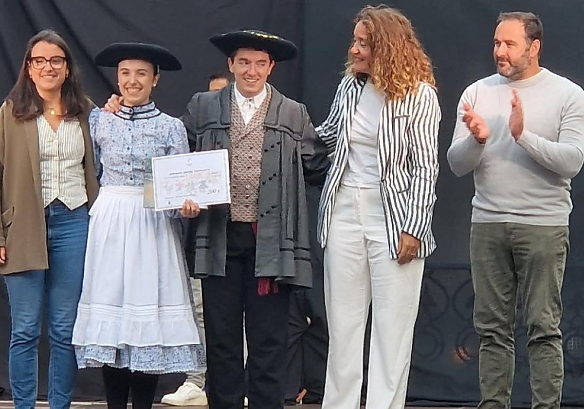 Jone Arriaran eta German Aranburu, txapelak eta saria jasotzen udaleko ordezkarien eskutik.