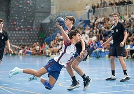 Un jugador intenta un lanzamiento a portería durante la final del torneo masculino del pasado año.