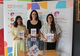 Las ediles Claudia Valdivieso y Anik Zubizarreta en la presentación junto a la técnica Onintza Andrés.