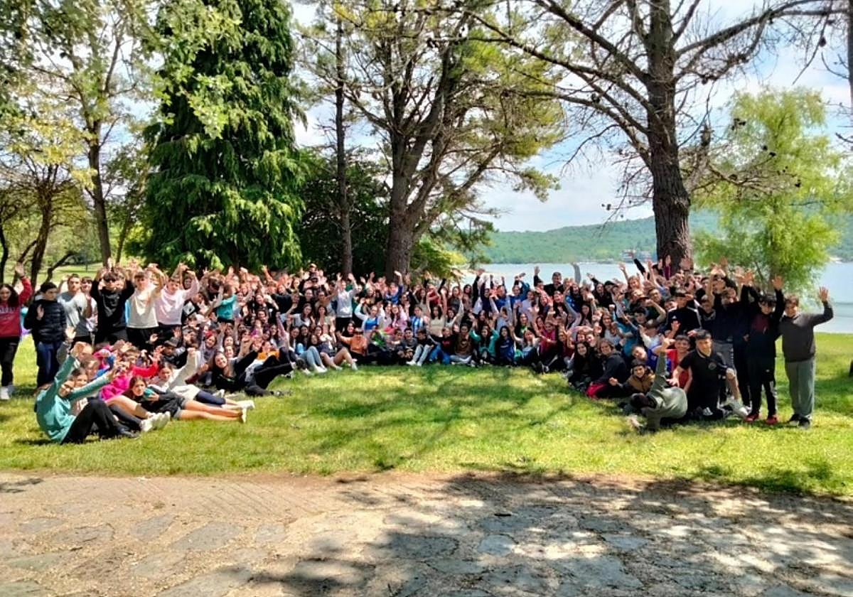 Los participantes en una edición anterior de Kuadrillategi.