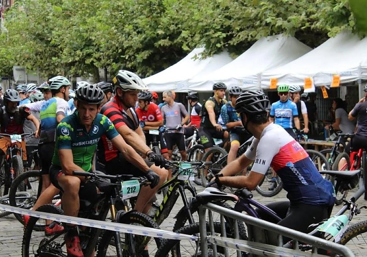 Hainbat parte-hartzaile 2023an buruturiko Mangaixue BTT probako irteera hasi aurretik.