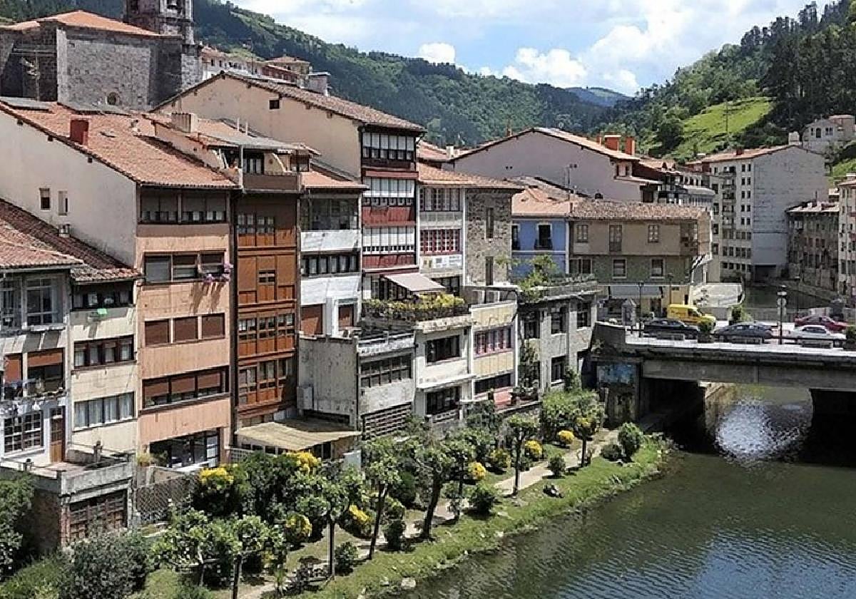 Las viviendas del casco histórico situadas junto al río Deba conforman una de las imágenes más reconocibles de Soraluze.
