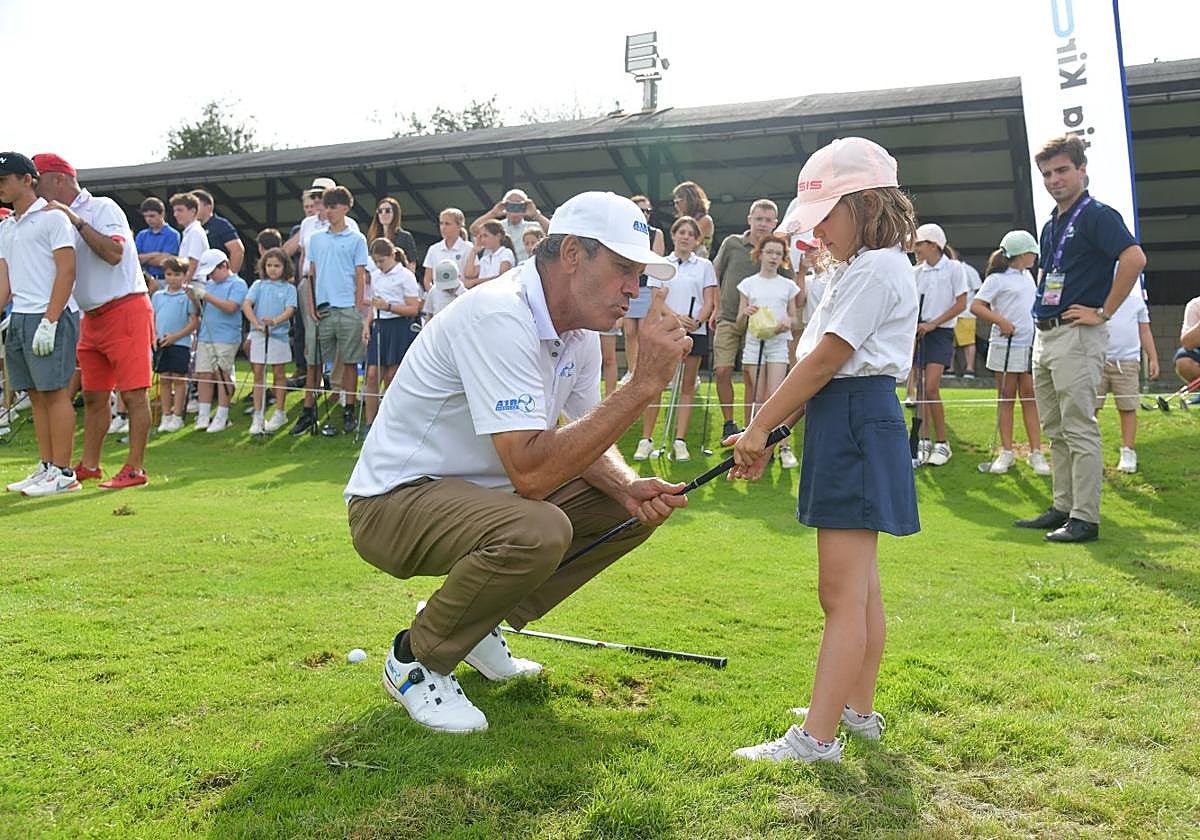 Santiago Luna corrige la empuñadura a una alumna ayer en Basozabal.