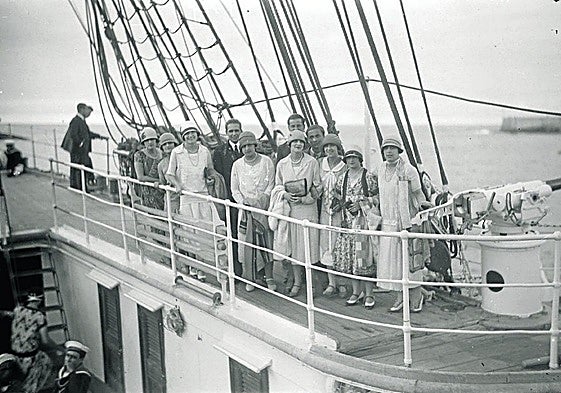 Señoritas de visita a bordo del 'Presidente Sarmiento'.
