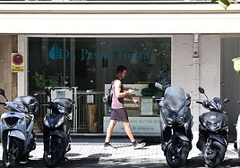 Un hombre camina ayer delante de la consulta donostiarra del homeópata condenado.