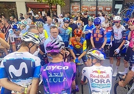 El presidente de los árbitros, Thierry Diederen y el director técnico de la Vuelta, Kiko García, hablan con los ciclistas para explicarles los incidentes que podían ocurrir antes del comienzo de la etapa.